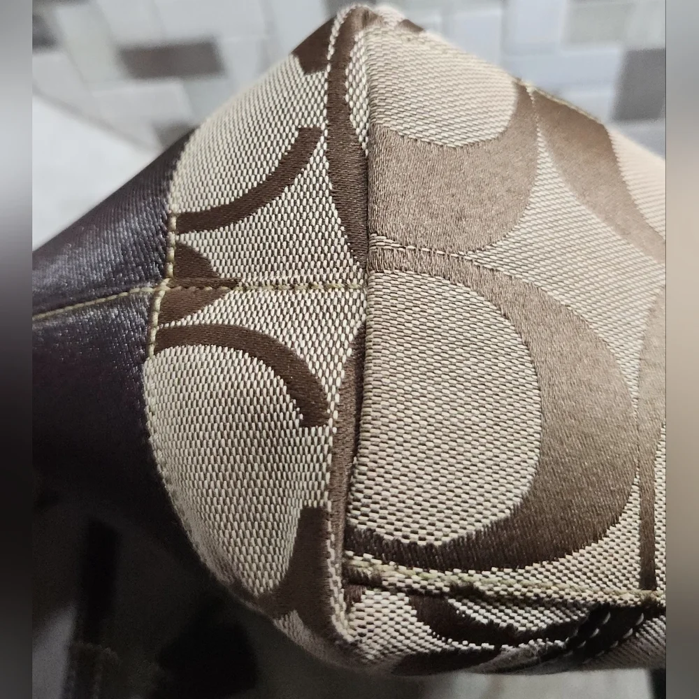 Coach Purse (2007), Excellent Condition!! Beautiful Interior Colors 👜 - Picture 9 of 12